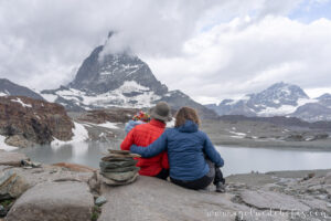 Familia de espaldas admirando la montaña Matterhorn desde Trockener Steg