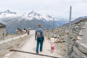 Padre e hija caminando por el mirador de Gornergrat