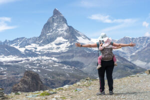Mujer porteando a un bebe frente al Matterhorn