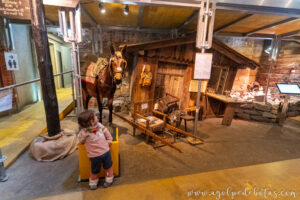 niña en el museo del Matterhorn en Zermatt