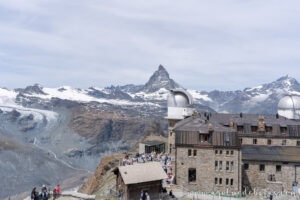 El edificio del observatorio de Gornergrat con el Matterhorn de fondo