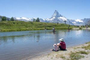 Madre e hija en la orilla del lago Leisee en Sunnegga