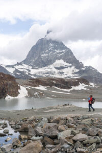 Padre e hija caminando hacia el Matterhorn desde Trockener Steg, ruta de senderismo en Suiza.