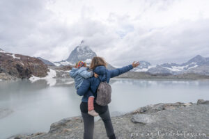 Madre e hija de espaldas admirando el Matterhorn en Trockener Steg