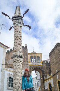 Mujer posando en la plaza de la republica de elvas, en el Alentejo
