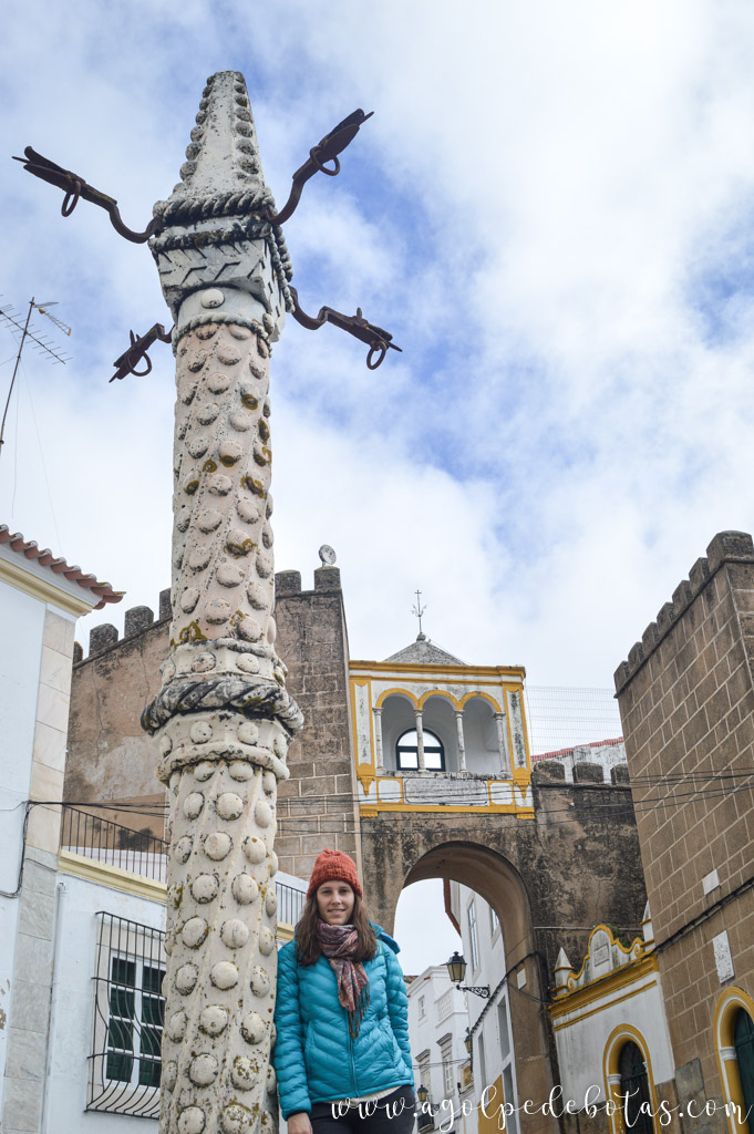 Mujer posando en la plaza de la republica de elvas, en el Alentejo