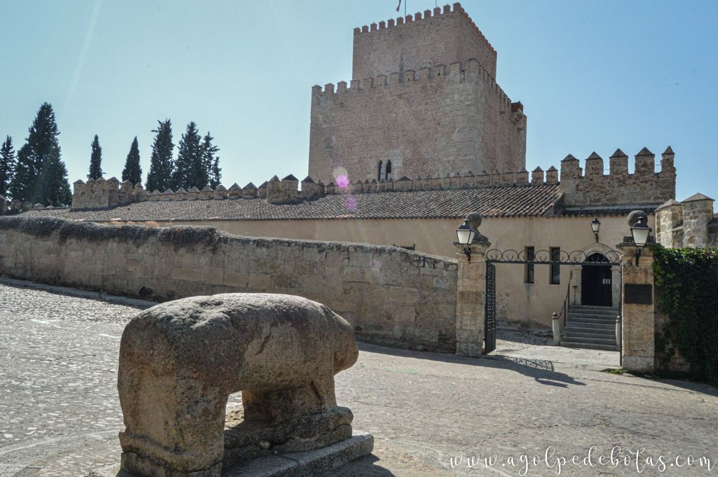 El verraco de piedra frente al parador de Ciudad Rodrigo