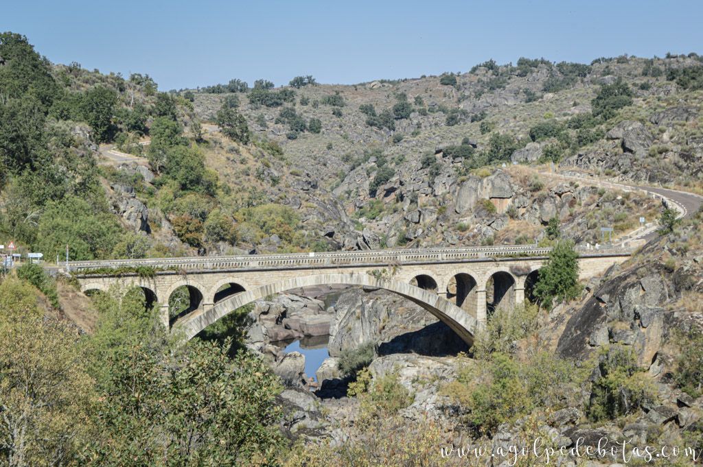 Puente que lleva a la zona arqueológica de Siega Verde
