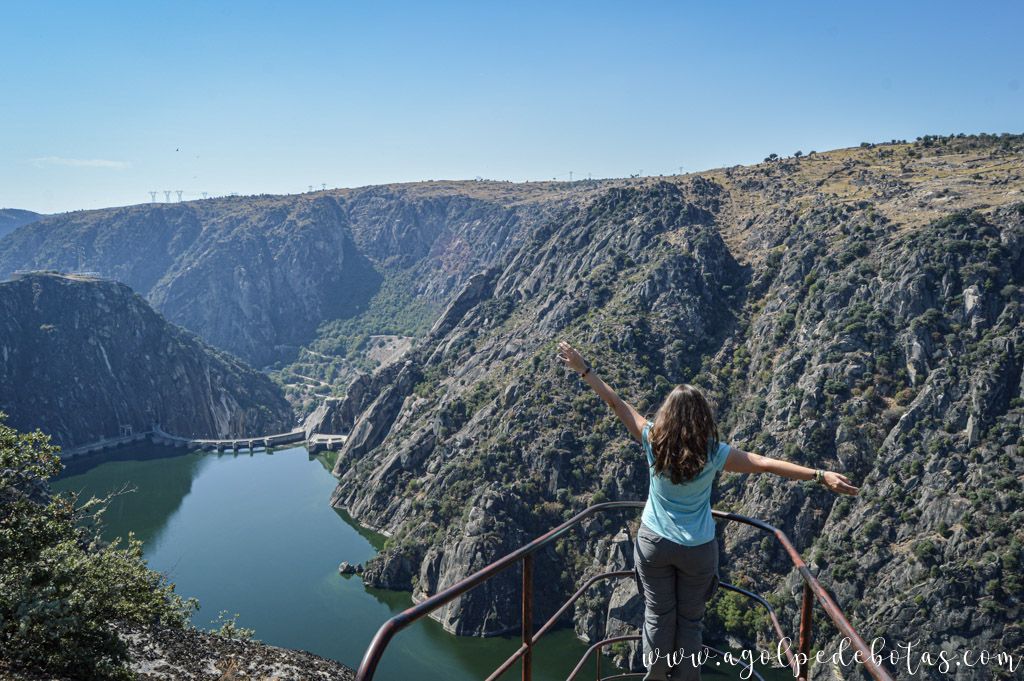 Mujer en los Arribes del Duero, en el Mirador del Picon de Felipe, adminarndo el paisaje encañonado que forma el Duero en esta zona de España