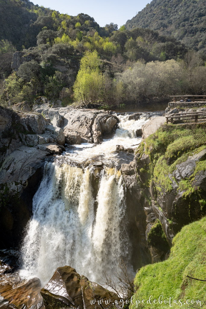 Cascada del Pozo de los Humos con abundante agua tras las lluvias